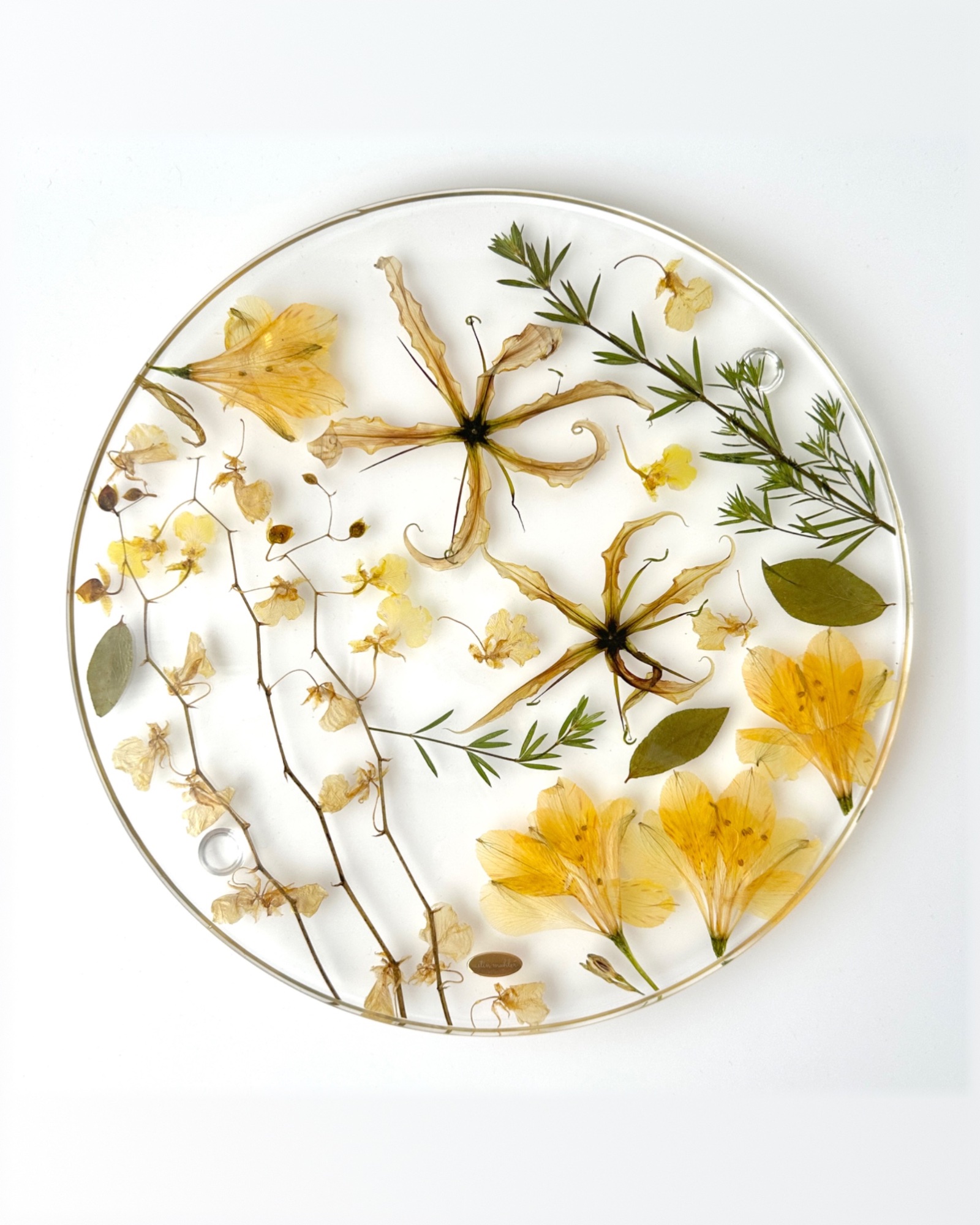 花束の押し花を封じ込めたプレート作品